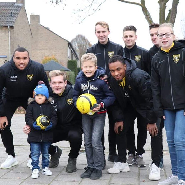 VVVVenlo's tweet photo. Dankzij een actie van @UNICEFnl mocht Daimy gisteren voor een dag teammanager zijn van haar favoriete voetbalclub uit de @eredivisie, VVV-Venlo. π
Bij de opening van een nieuw schoolplein in Blerick mocht zij drie selectiespelers begeleiden! πͺ
#alseenbaas #worldchildrensday https://t.co/rz85cV09ID