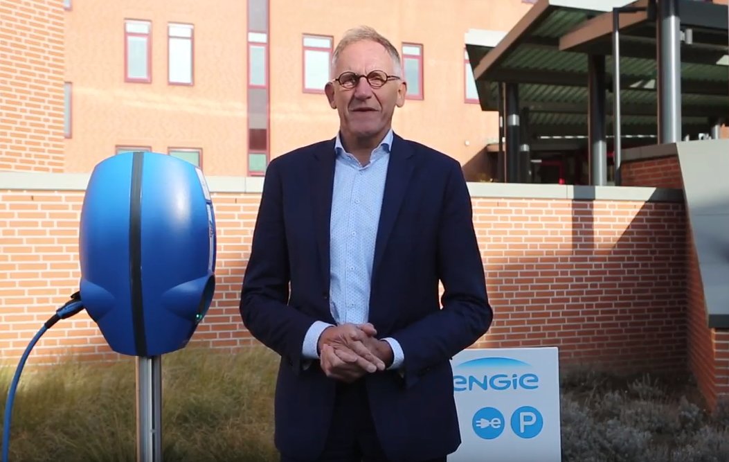 EquansEMobility's tweet photo. ENGIE streeft ernaar om haar eigen CO₂-footprint volledig te elimineren en CO₂-neutraal te opereren in 2030. ENGIE's CEO Han Blokland belooft 500 extra emissieloze voertuigen in het ENGIE wagenpark! Wat is jouw #Springtijbelofte? https://t.co/oZJ11UxnRQ https://t.co/0TphpPq9Vh