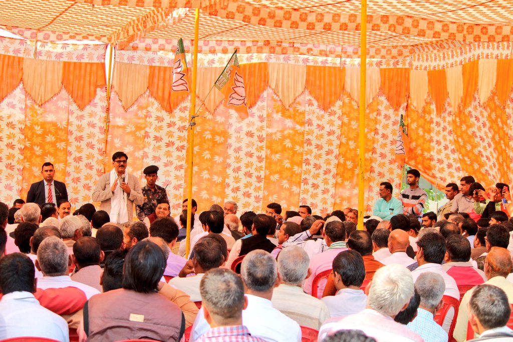 DhirendraGBN's tweet photo. #BJPWorkersMeet in Jewar! Along with Union Minister Shri @dr_maheshsharma Ji https://t.co/KhhUHigxj0