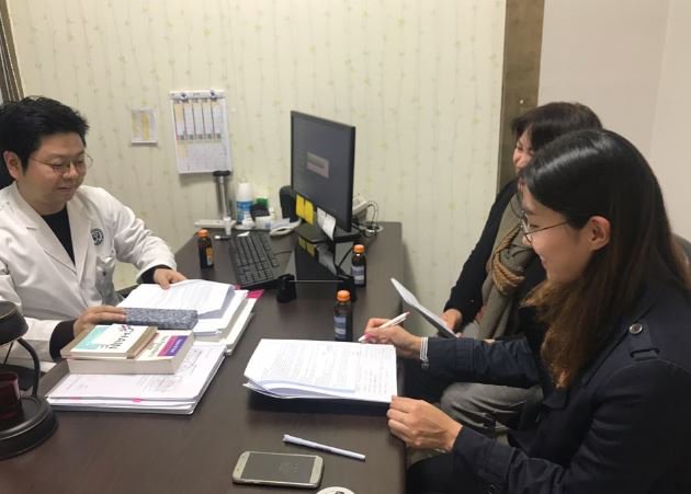 중원2권역무한돌봄네트워크팀(상대원1동복지회관)은 알코올중독으로 건강뿐만 아니라 일상생활유지에도 어려움이 있는 대상자를 위해 성남사랑의병원 원장님과 함께 전문가자문회의를 실시했습니다.
대상자의 치료와 개입방법을 논의하였으며, 생활안정을 되찾을 수 있도록 함께 협력해나갈 예정입니다