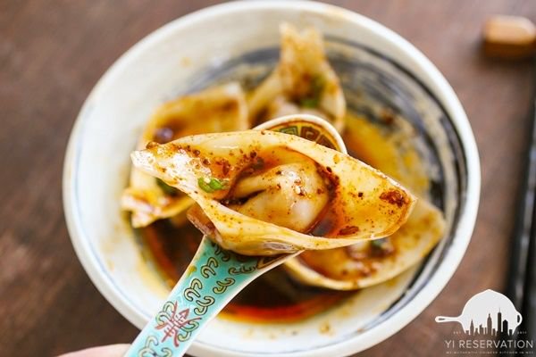 freemovievideo1's tweet photo. Sichuan Style Wontons in Spicy Chili Oil😍😍😍 https://t.co/fYyfh1mXzt