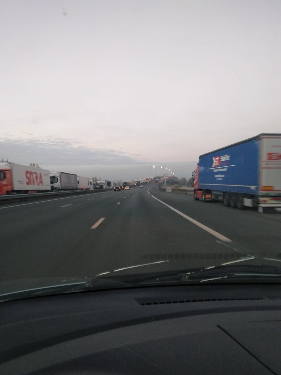 coutmar's tweet photo. A10 Saint André de Cubzac bloquée #boquage#camion https://t.co/4AzenFMeNd