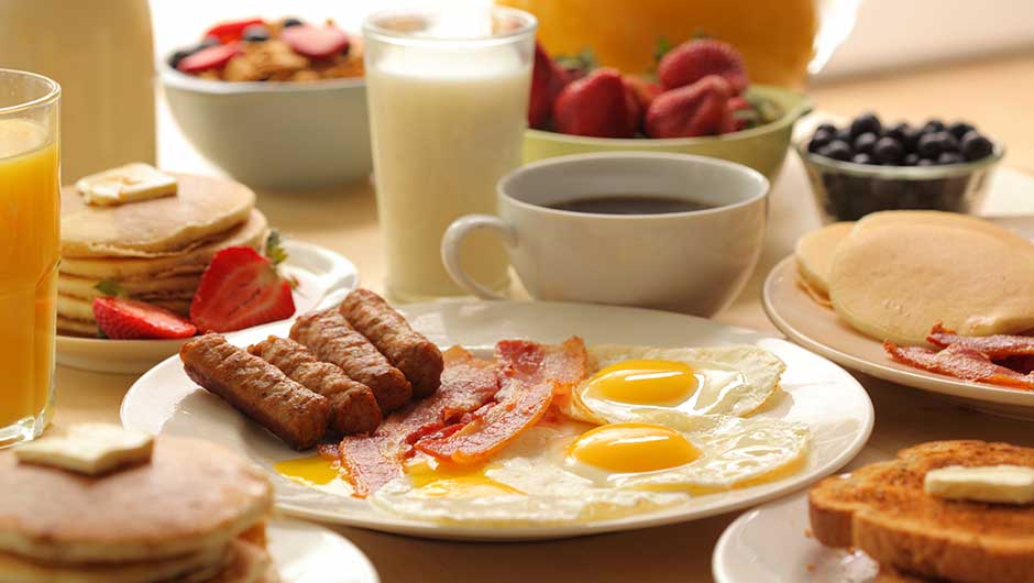 вкусный утренний завтрак. сытный завтрак. завтрак. вредный завтрак. еда на завтрак.