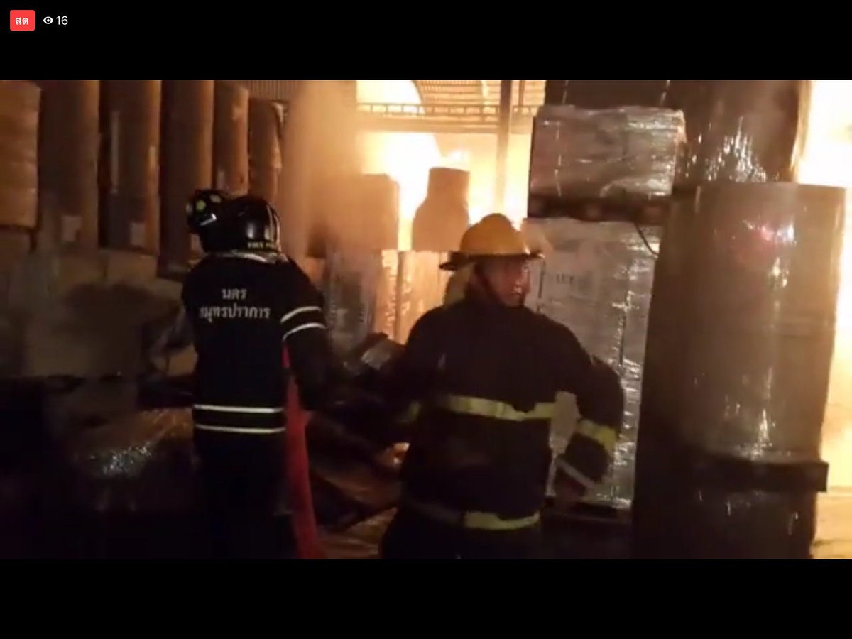 Boysetup's tweet image. สมุทรปราการ ตอนนี้ไฟไหม้โรงงานกระดาษท้ายบ้าน มาเกือบจะ 3 ชม. แล้วไฟยังไม่ดับเลยครับ
#สมุทรปราการ #ปากน้ำ #ท้ายบ้าน #โรงงานกระดาษ #ไฟไหม้