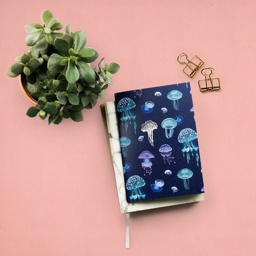_PencilPusher_'s tweet photo. Perfect your draughtsmanship. Write a great novel. Develop a world changing equation. Write the shopping list. A5 Plain page notebooks available from my @etsyuk store! ✍️
〰️
#jellyfish #sea #deepsea #seacreatures #drawing #pencil #pencilpusher #designer #illustrator #stationery https://t.co/nIPTel7ExC