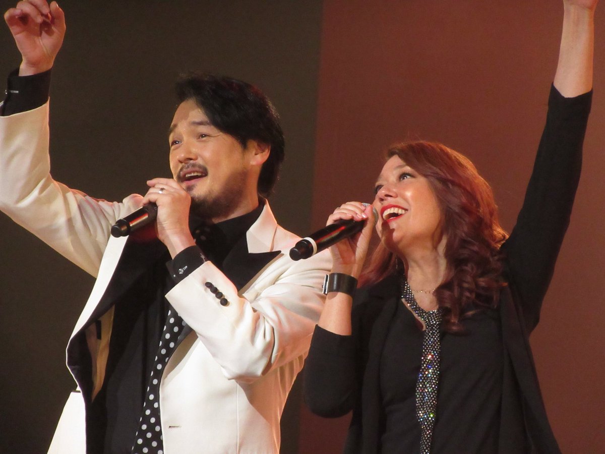 7000tights's tweet photo. 今日の純烈with仙臺いろはのライブはまさかの撮影オーケーでした！
小田井夫婦のかわいさ爆発してて死んだ〜〜〜😭😭😭😭
デレデレだった😭😭
#純烈
#LiLiCo https://t.co/80a4Xe1qzw