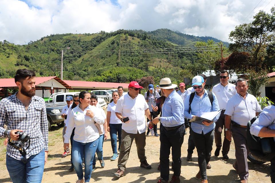 La Gestora del Mpio y la Jefe de la Oficina de Desarrollo Agropecuario y Ambiental del Mpio. Acompañaron la apertura de la “Primera Escuela Territorial de Culturas Cafeteras “en el Espacio Territorial de Capacitación y Reincorporación en la Vereda el Oso.