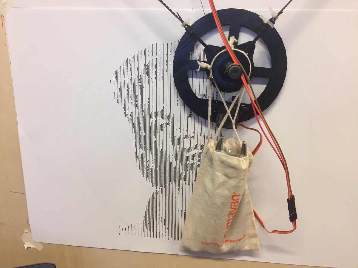 SaschaVor's tweet image. #vplotter Nachbau von Hannah, gebaut in AG-Stunden der @makerschule; demnächst starten wir die ersten Geschenk-Ausdrucke für Weihnachten 👍 #Schule #maker #makered