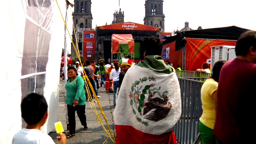 cineclubcito's tweet photo. #hoy
MITOTE de E Polgovsky
Retrospectiva

En el Zócalo de la CDMX confluyen las transmisiones del Mundial de Fútbol, huelga de hambre de trabajadores y los preparativos para los festejos de la Independencia y la Revolución. 

Lxs esperamos en #Efimera
19:30hr 
Entrada liberada https://t.co/wU7kVDkv1L