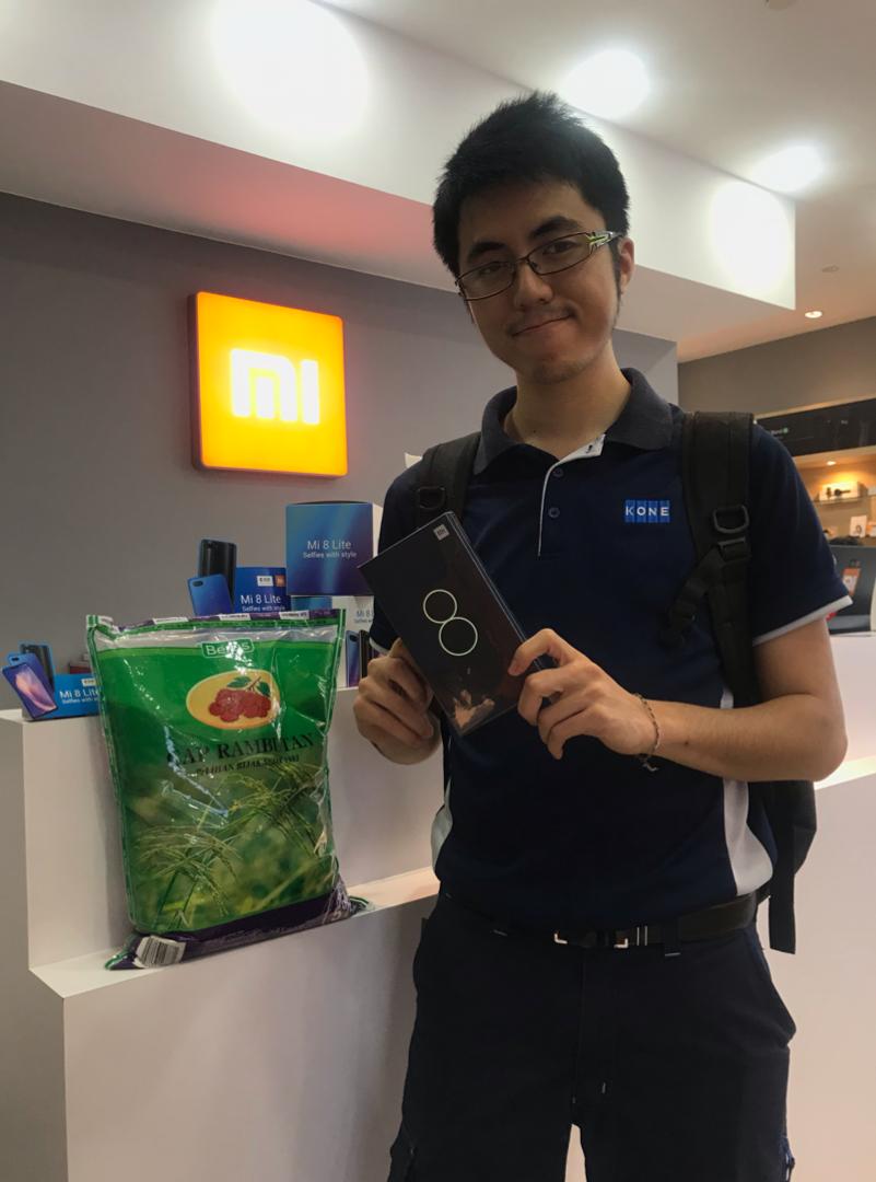 MiStoreKLCC's tweet photo. Mr Siew and Mr Ahmad Ridzwan with Mi 8 and their pack of rice #buymifreemi #mistoreKLCC https://t.co/eN6lfffhDO