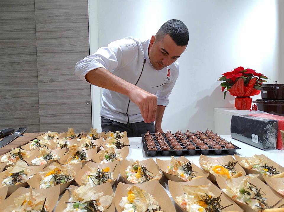 El prestigiós cuiner de #Badalona <a href="/MiquelAntoja/">Miquel Antoja Sabin</a>, que va treballar amb <a href="/Xef_Ruscalleda/">Carme Ruscalleda</a> obre a la ciutat el seu primer local a Riera Canyadó. Menjar per emportar i de qualitat. Es diu Foodlona! Ara en parlem!