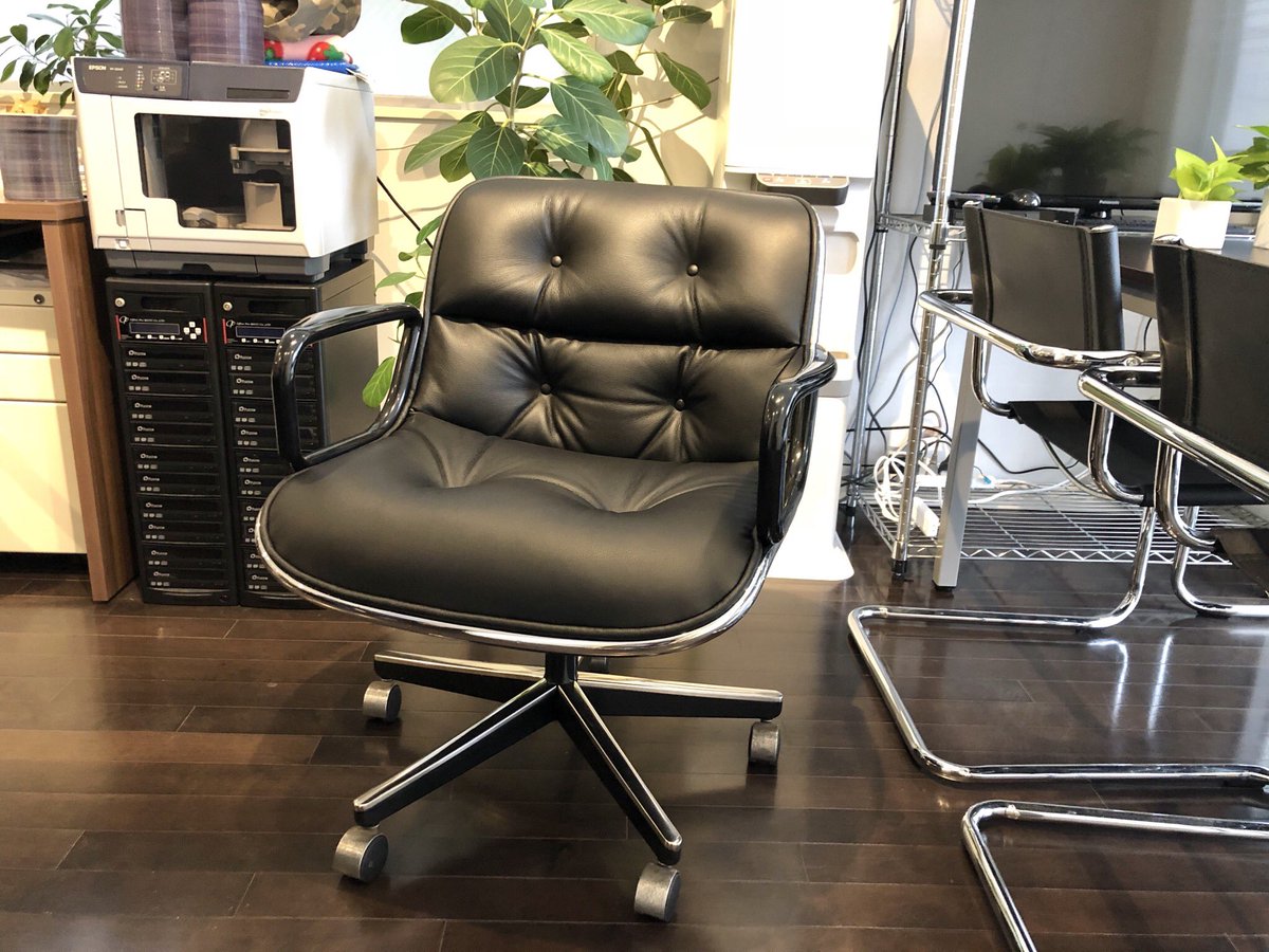 kazurin555's tweet photo. 黒革に張り替えたKnollのポロックチェアが届いた🎶新品みたい✨#knoll #pollockchair #charlespollock #ポロックチェア https://t.co/Doi6Ucaz8e
