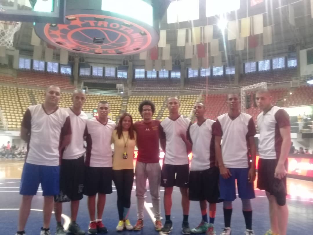 #20Nov | Estudiantes de la <a href="/UniversidadUNES/">UNES</a> #Carabobo fueron invitados al COURT KINGZ. 2da gira Latinoamérica. , En el cual se trata de estimular el baloncesto Callejero y las demostraciones de trucos y jugadas libres. <a href="/gralcacioppo/">Giuseppe Cacioppo</a>