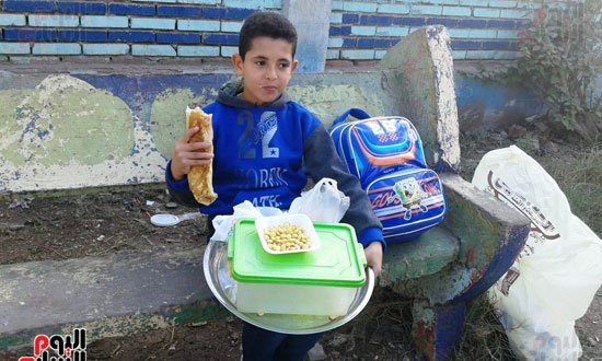 youm7's tweet photo. #اليوم_السابع | طفل بـ 100 راجل بـ #الدقهلية.. يوسف تلميذ نهارا وبائع ترمس ليلا ليساعد والديه

https://t.co/Gj6Q0M2A7N https://t.co/XH9GwNrAE5
