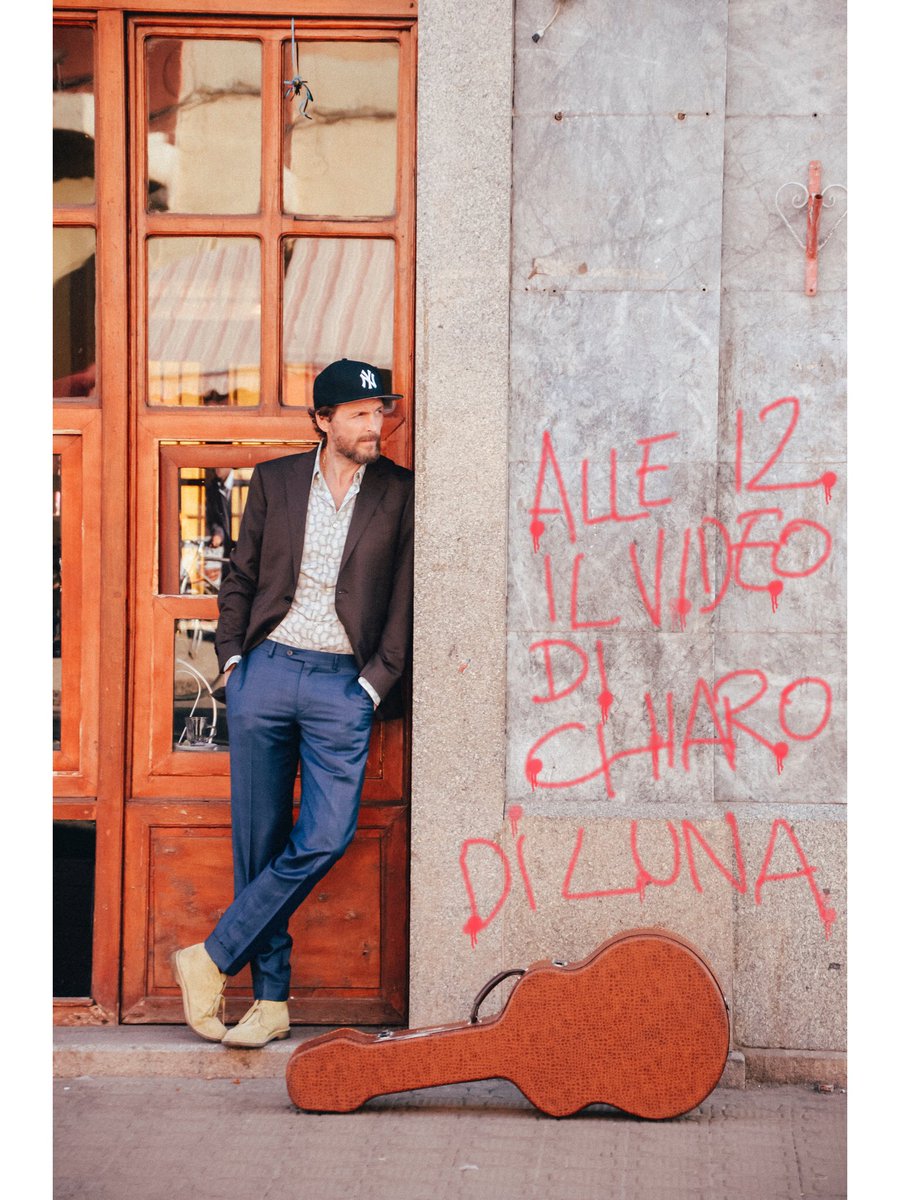 lorenzojova's tweet photo. Oggi a mezzogiorno il video di #chiarodiluna https://t.co/lOAoouEc5C