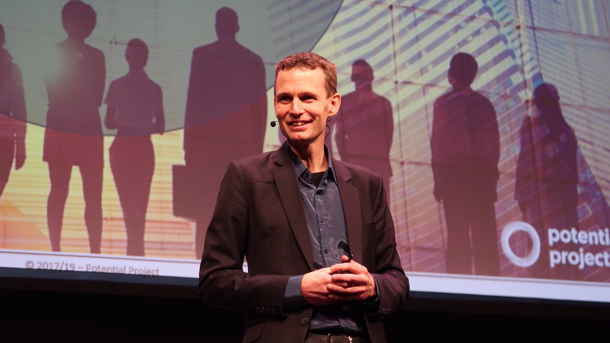 BirgitteAlstrom's tweet image. 77% ledere vurderer selv, at de engagerer og motiverer deres medarbejdere, men 82% af deres medarbejdere er uenige, iflg @RasmusTPP #PotentialProject #LedelsensDag. I den grad brug for nærværende ledelse nu #dkledelse