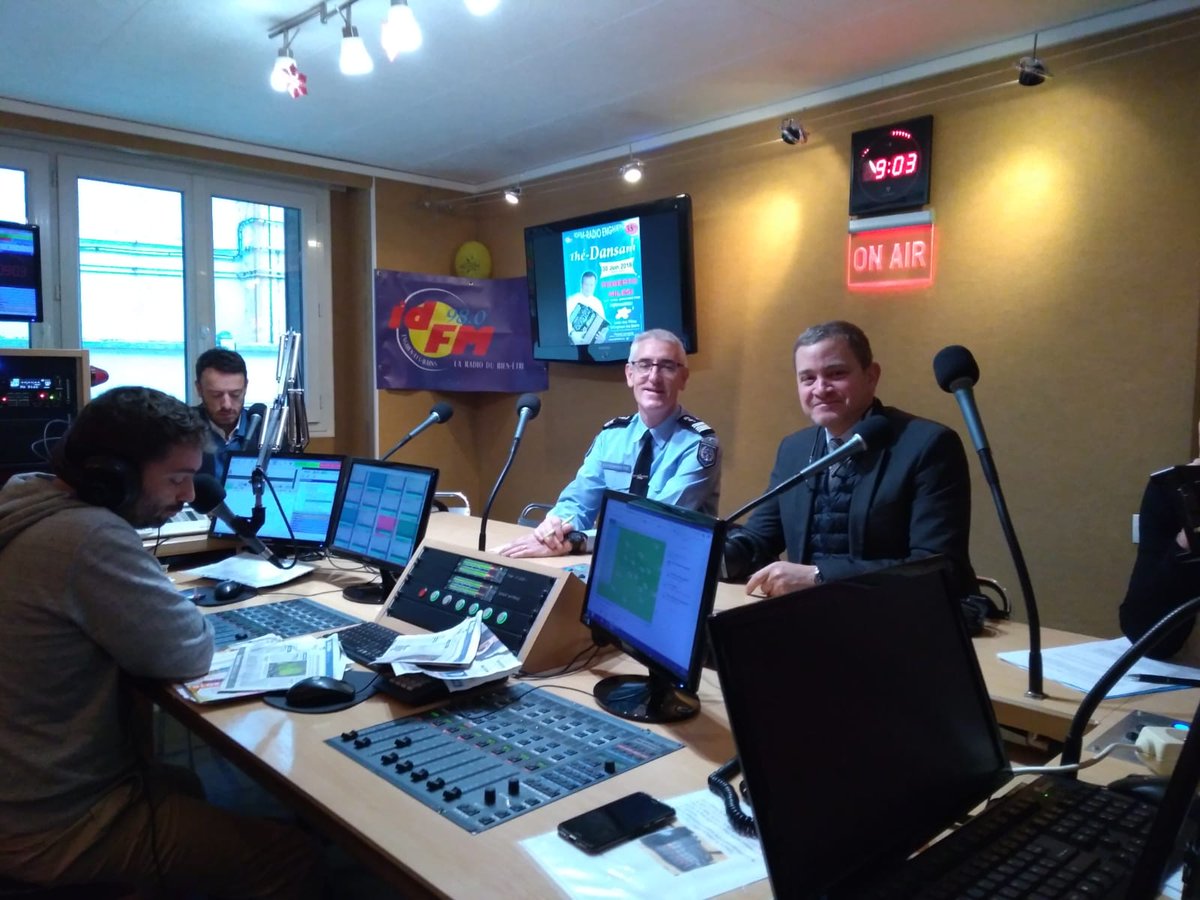PgcaVersailles's tweet photo. Après la #Nuitdudroit2018 Éric Corbaux procureur de la République du Val d'Oise #CAVersailles et le colonel Franck Marescal commandant de L'IRCGN @Gendarmerie ont exposé les avancées en matière de police scientifique sur les ondes @IDFM98FM la 1ère radio du Val d'Oise à Enghien https://t.co/5BsxvIxkve