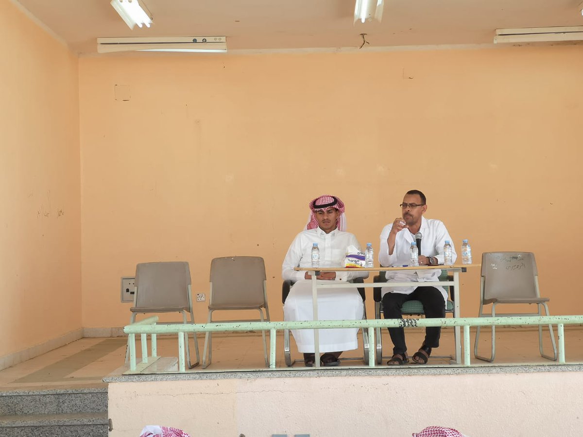 amar_4467's tweet photo. ضمن برامج الشراكة المجتمعية بين المدرسة والمركز الصحي وتزامناً مع اليوم العالمي للسكري تم هذا اليوم الأربعاء 13/3 إقامة محاضرة توعوية لمنسوبي المجمع من أداء الدكتور/عبدالرحمن محمد وفي نهاية المحاضرة قدم قائد المدرسة شكره وتقديره للدكتور/عبدالرحمن على تعاونه مع المدرسة https://t.co/mwHiVi9agu