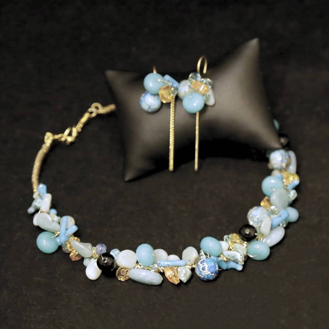 AutumnHuesUK's tweet photo. 💖Hand made multistone collar necklace with Howlite-Aquamarin-Imperial Jasper-Onyx-Swarovs-Glass crystls snugged with goldplated wire 2 give organic look, suits western/indian attire.@RriturajSharma
#autumnhues #semipreciousstones #customized #handwovenjewelry #handmade https://t.co/NRWy6kLYk7