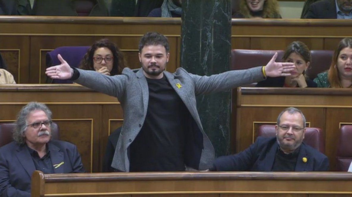 Marta_Sibina's tweet photo. En las teles del Régimen los fascistas que levantan el brazo son "ciudadanos que protestan". Ahora parece que en el Congreso tampoco se puede llamar fascistas a los fascistas. Entre Borrell y Gabriel Rufián, lo tengo claro: @gabrielrufian. #NoPasarán https://t.co/sB1Zxr6jyl