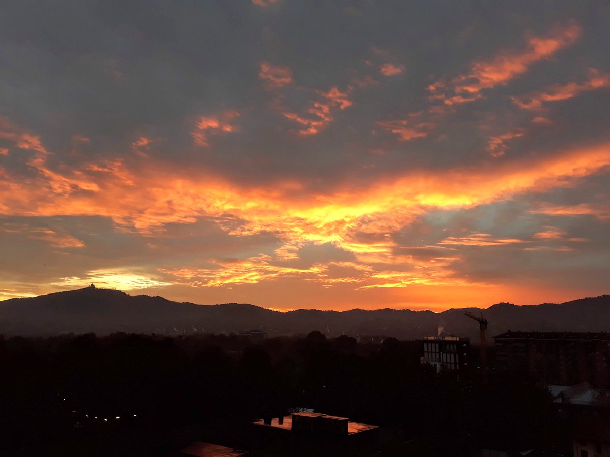 Che bellissima #luce a #Torino stamattina! L'avete vista?

#alba #sunrise #autunno #autumn #bestwesternhotelcrimea #bestwesternitalia #torinochemeraviglia #piemonte #turin #piedmont #turismotorino #turismopiemonte #superga #collinetorinesi #buongiornobestwestern #21novembre