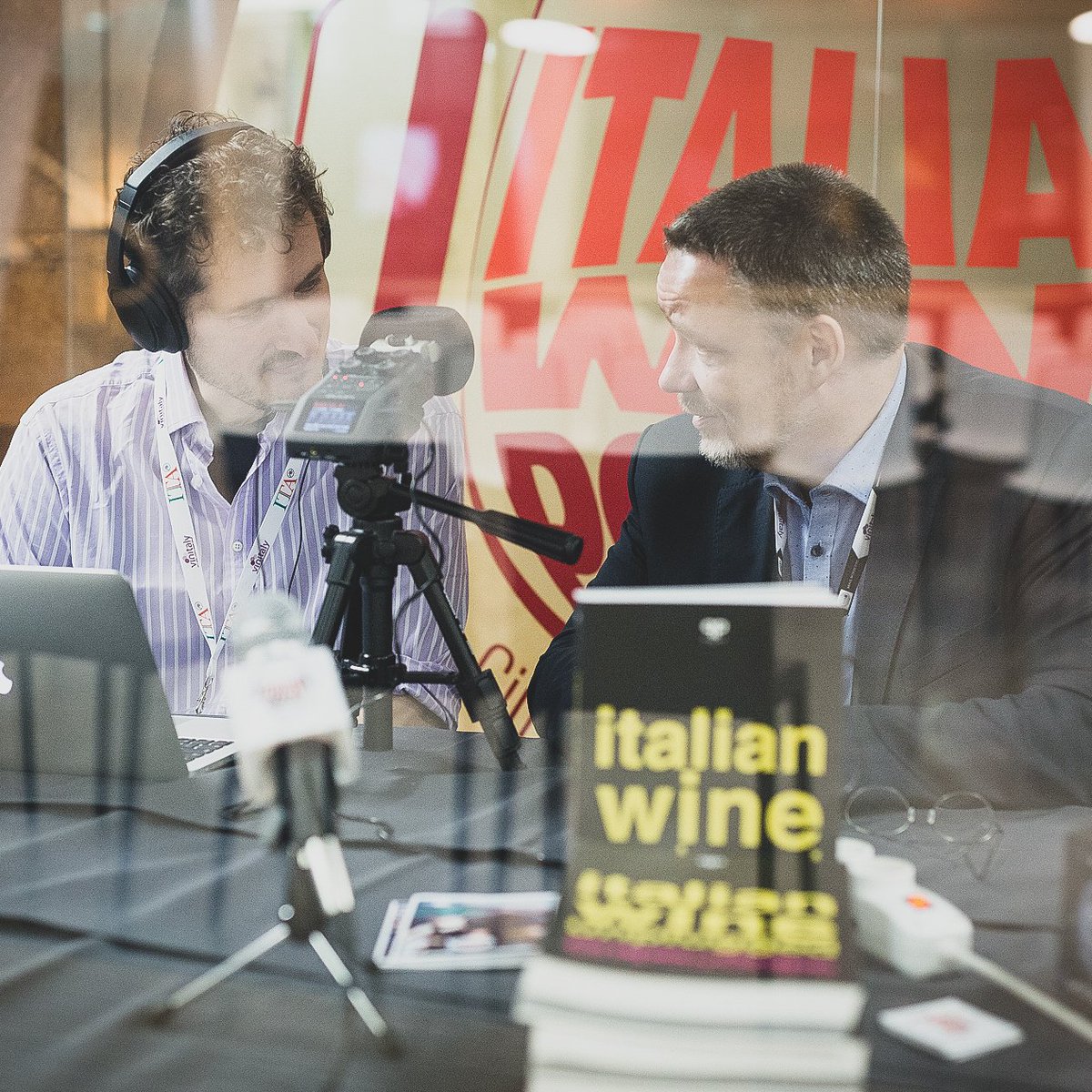 itawinepodcast's tweet photo. What do Frederick II and humanism have to do with wine? Find out in this episode of the #ItalianWinePodcast, where @MontyWaldin interviews Ole Udsen CEO at #Estrup& #UdsenVinAps in #Copenhagen, Denmark!
🎧 https://t.co/8uV9HWO89J #winepodcast #winebusiness #wineonair https://t.co/qwus8cDIzA