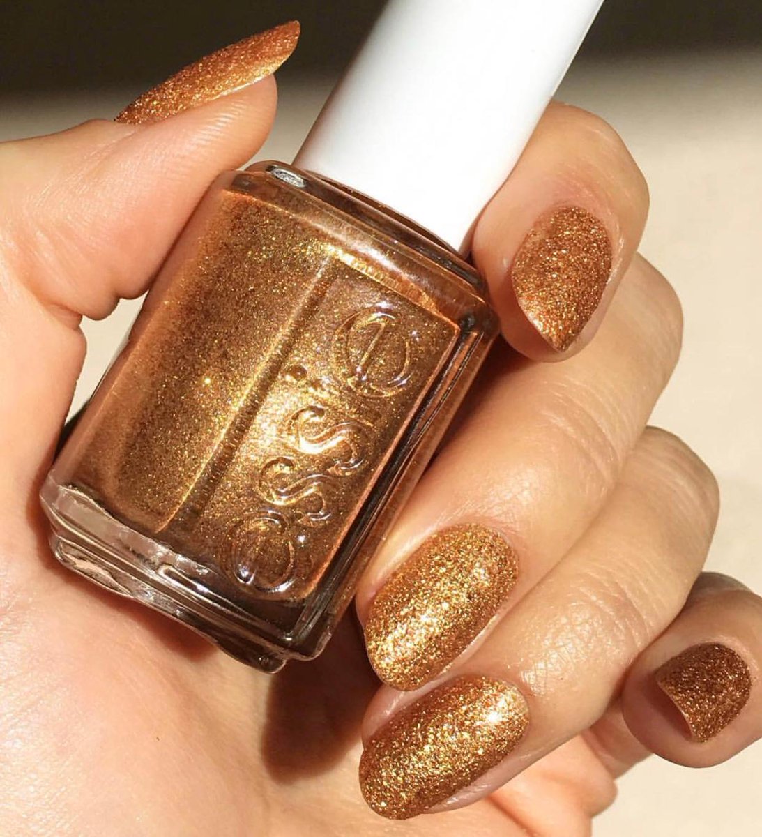 essie's tweet image. .@jessicawashick going for the gold ✨✨✨ featuring #essieconcreteglitters shade #cantstopherincopper