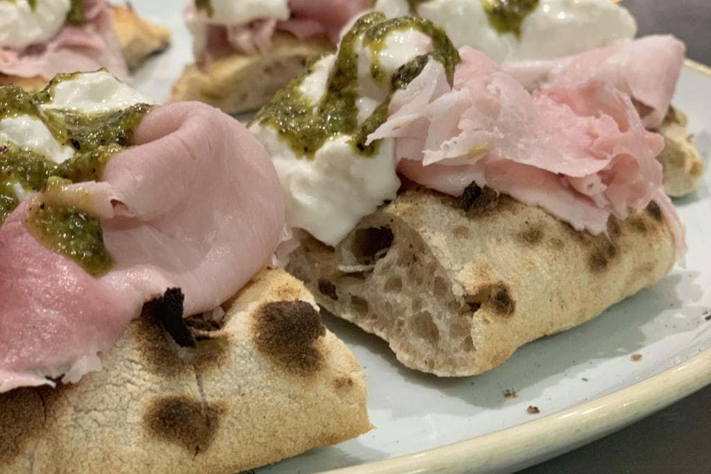 de_gustare's tweet photo. Rise live bistrot è un locale dove la pizza viene creata con impasti particolari, anche con acqua di pomodoro https://t.co/MxwMcyXSna https://t.co/pK8w3t4zAG