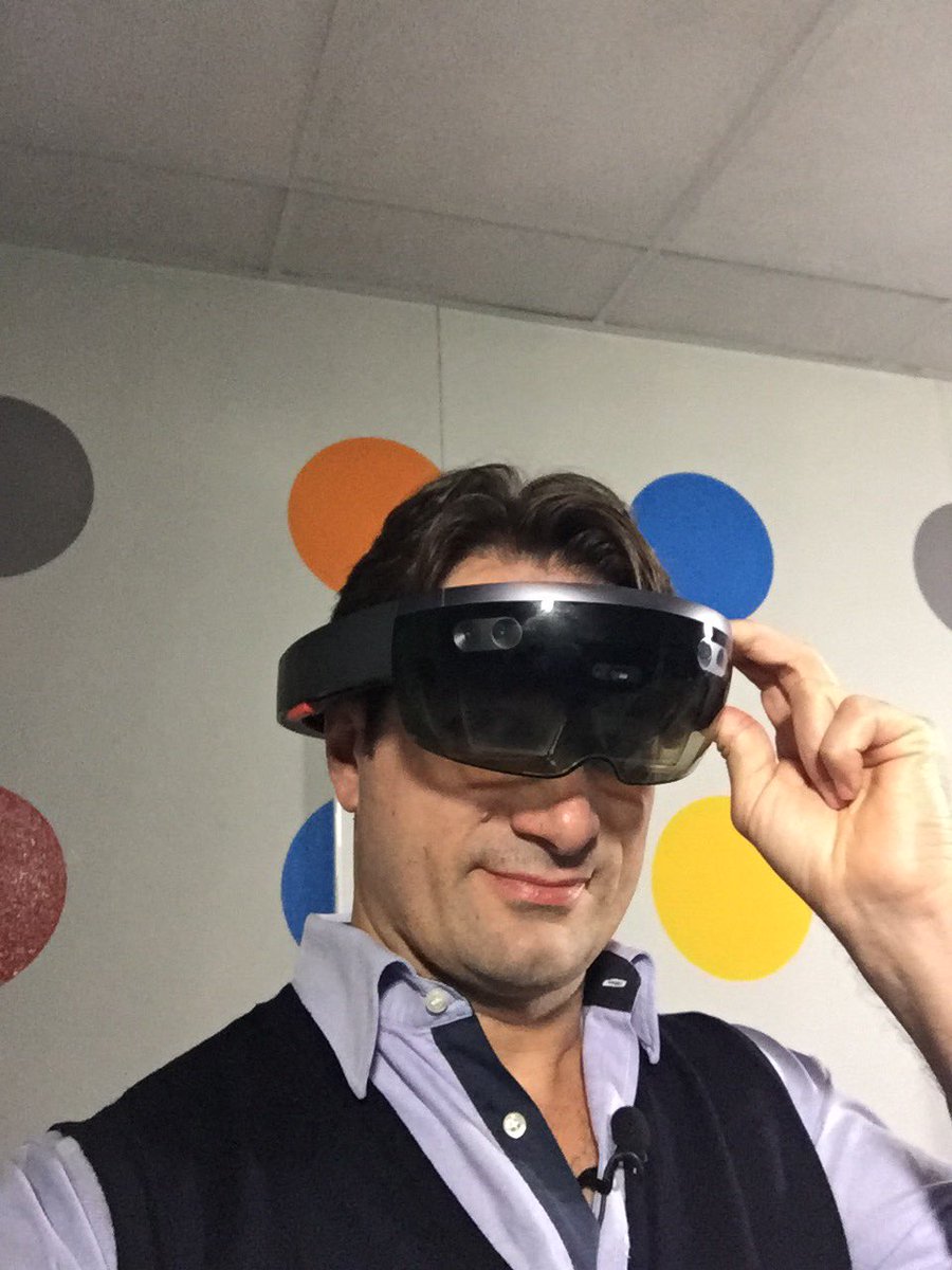 rosminow's tweet photo. A simular kind of electronic device will help surgeons during their job in the the next future thanks to #Vostars project. I went to #Pisa university research center to film an episode of #Futuris on this important project. You will see it next Monday on @euronews https://t.co/TXlqORqiPn