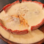 ピザだったのかぁ!チーズの海が広がる『シカゴピザ』のようです。美味しそう!