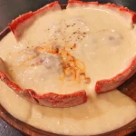 ピザだったのかぁ!チーズの海が広がる『シカゴピザ』のようです。美味しそう!
