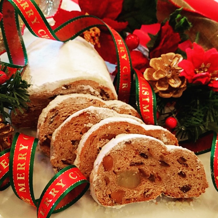 troisberry's tweet photo. 🎄Stollenシュトレン(シュトーレン)🎄
今年は23日より販売開始致します🎶
フレッシュバターにナッツ&amp;約半年程シュトレン用に洋酒に漬け込んだドライフルーツたっぷりの生地にトロアベリーオリジナルブレンドのスパイスを練りこんで🎶

#シュトレン
#シュトーレン
#アドベント
#Stollen
#クリスマス https://t.co/YHOhc9BKKa