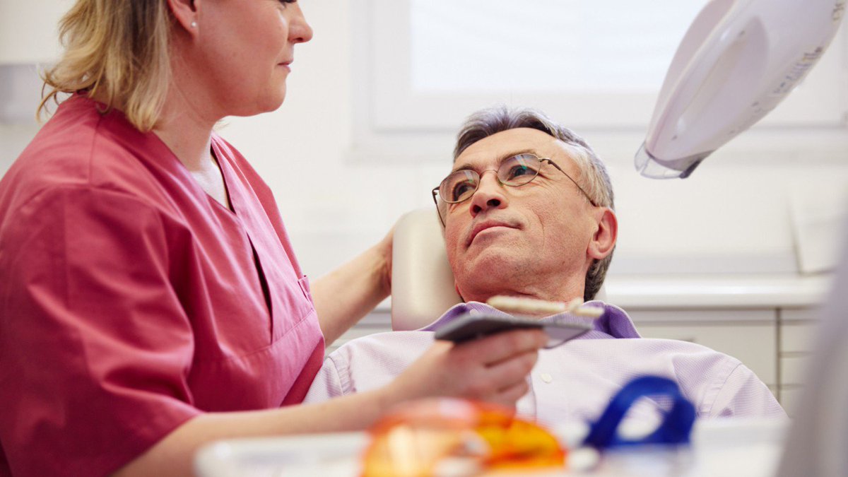 RossaPartner's tweet photo. Mythos: Je weißer die Zähne strahlen, desto gesünder sind sie auch–Falsch, denn weiße Zähne sagen nichts über die Gesundheit der Zähne aus. Ein nicht fachgerecht ausgeführtes #Bleaching kann zB zu einer Schädigung des Zahnschmelzes führen &amp; Karies fördern. https://t.co/m3vagMQmwJ https://t.co/JyHo7EUm1P