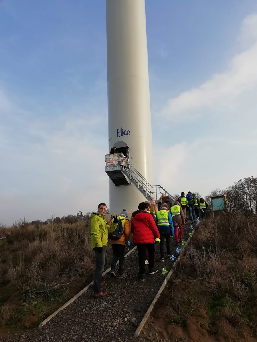 Les jeunes #GiletsJaunes visitent une éolienne dans le cadre de la semaine PACE wallonne pour débloquer la #TransitionÉnergetique