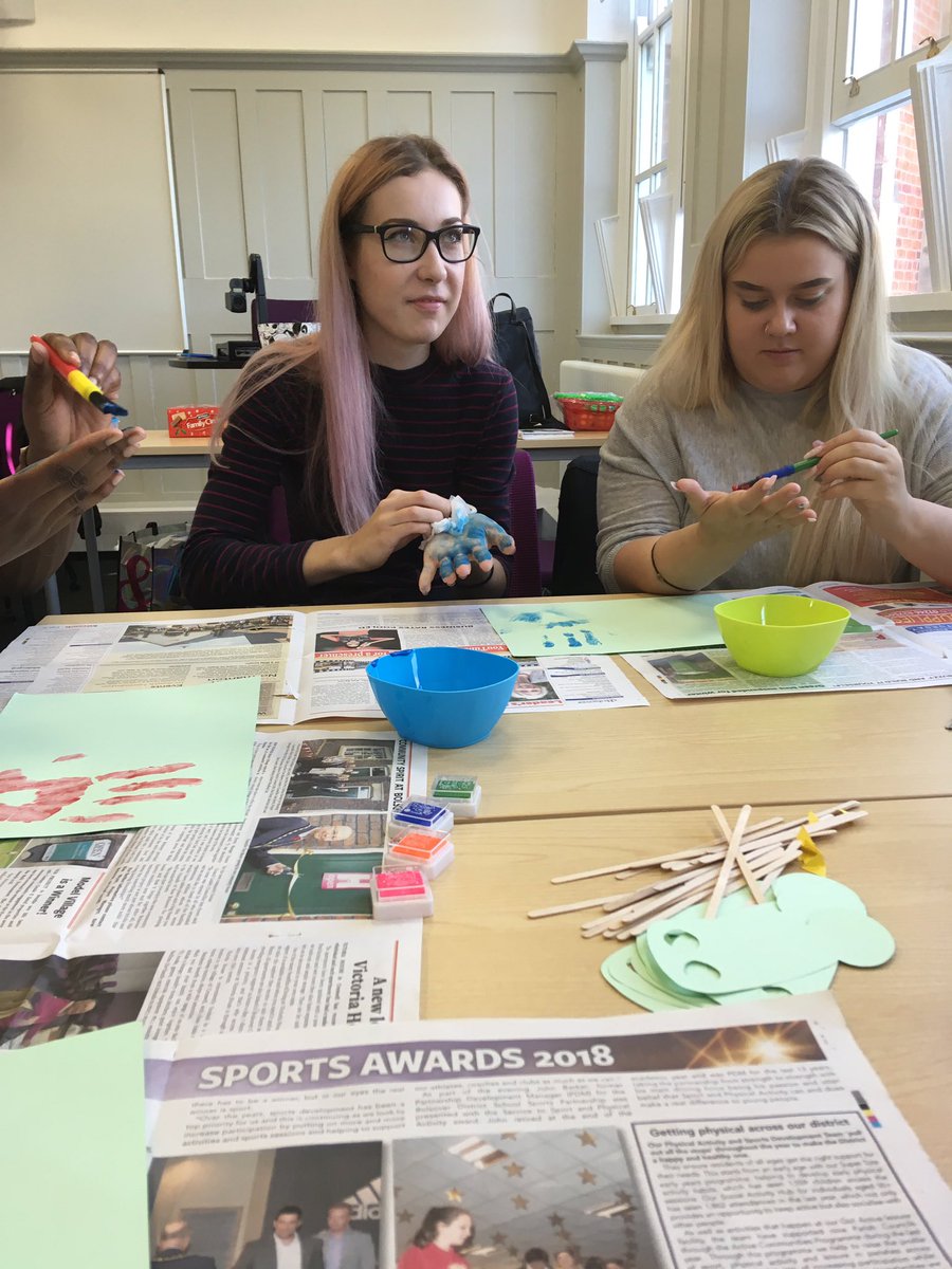 derbyuni_cfhwb's tweet photo. 2nd year @derbyuni_cfhwb students from @DerbyUni participating in #familylearning developing #skills to help #childrenandfamilies #reachtheirpotential through #creativeskills https://t.co/8ZoJstXVL3