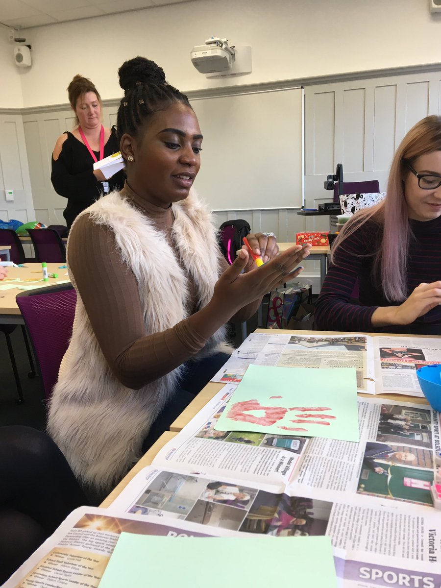 derbyuni_cfhwb's tweet photo. 2nd year @derbyuni_cfhwb students from @DerbyUni participating in #familylearning developing #skills to help #childrenandfamilies #reachtheirpotential through #creativeskills https://t.co/8ZoJstXVL3
