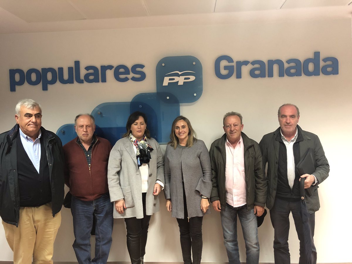 marifrangr's tweet photo. 👉 Gracias @ASAJAGRANADA por vuestro trabajo a favor de nuestros agricultores..hemos tenido la ocasión de compartir las propuestas de @JuanMa_Moreno para mantener y potenciar nuestros cultivos, ganadería y agroindustria🎋🐑 #ProgramaPP #GarantiaDeCambio 👋 https://t.co/f6O2H5IufN
