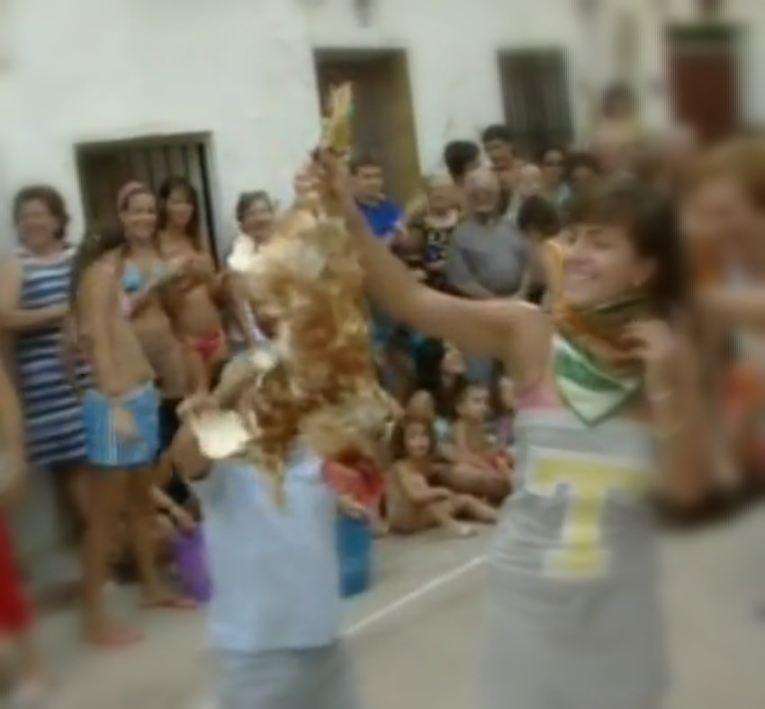 ACTYMA1's tweet image. ACTYMA DENUNCIA SOT DE CHERA (VALENCIA) POR LA CELEBRACIÓN DEL ESPECTÁCULO “EL POLLO EN LA PLAZA”. Al animal le atan las patas, le dan la vuelta a sus alas y cruzadas entre sí queda inmóvil vivo en el suelo, sufriendo vejaciones, extrema crueldad y maltrato.