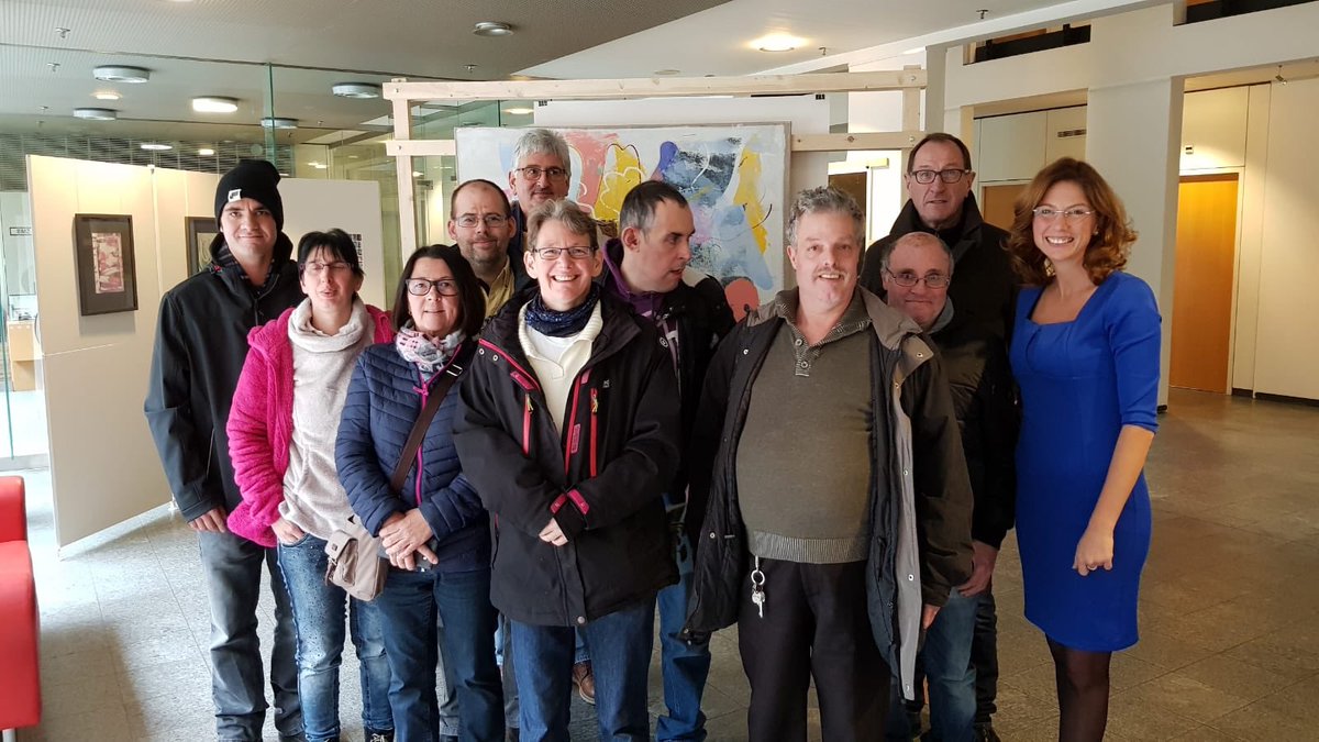Sabine_Baetzing's tweet photo. Am Rande der @SPDFraktionRLP habe ich MitarbeiterInnen der Werkstatt für Menschen mit Behinderungen aus #Konz „Hallo“ gesagt, die auf Einladung des Kollegen Lothar #Rommelfanger heute die Landeshauptstadt besuchen. #BTHG #Teilhabe #Selbstbestimmung https://t.co/ba8rK1ExmX