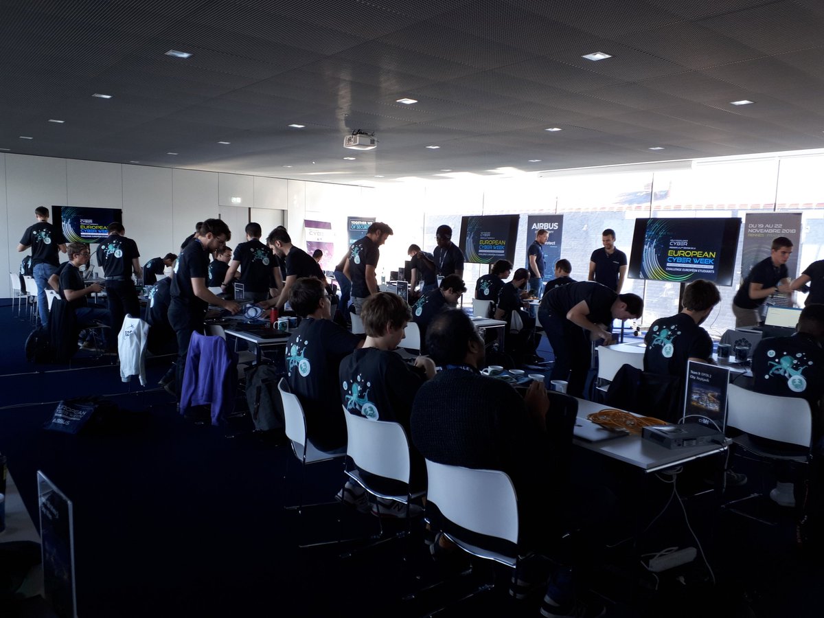 gio_farina's tweet photo. Les équipes s'installent pour le #CTF de l'#EuroCyberWeek @thalessecurity https://t.co/M1sHqmEVmq