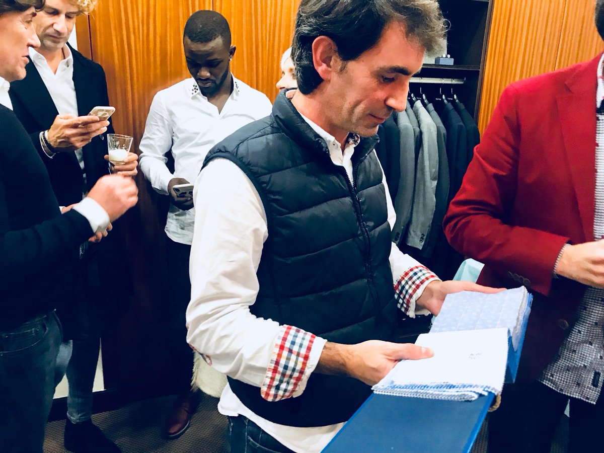 CidFCA's tweet photo. Ayer tuvimos la suerte de organizar el primer meeting privé que @dappers_world celebró con motivo de su primer aniversario en la ciudad. Esta tarde, de 18.00 a 20.00 horas, tendrá lugar el segundo en su exclusivo apartamento de sastrería en el centro de #Bilbao. ¡Te esperan! https://t.co/jgiNwgdUoO