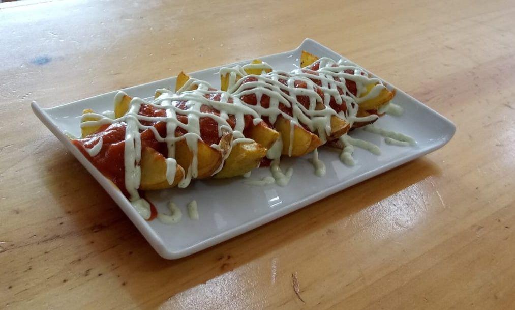 ArteyTapas's tweet photo. Ya está aquí nuestra nueva carta, con alguno cambios, una sección solo para los más peques y alguna nueva creación como las Papas Bravas de la Casa... Vamos no esperes más y ven a probar #papasbravas #baRestaurante #castilleja #arteyTapas https://t.co/zkAUS1ylAr