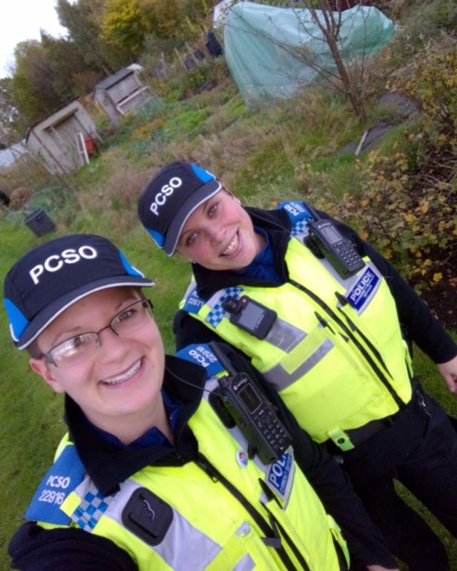 cheshirepolice's tweet photo. Today is #WorldHelloDay! If you see one of our officers out and about then come and say hello ๐.
This simple gesture can make all the difference to someone's day. You could even take a picture with our PCSO's and share it with us using #HelloOfficer! https://t.co/V2W3jS4arB