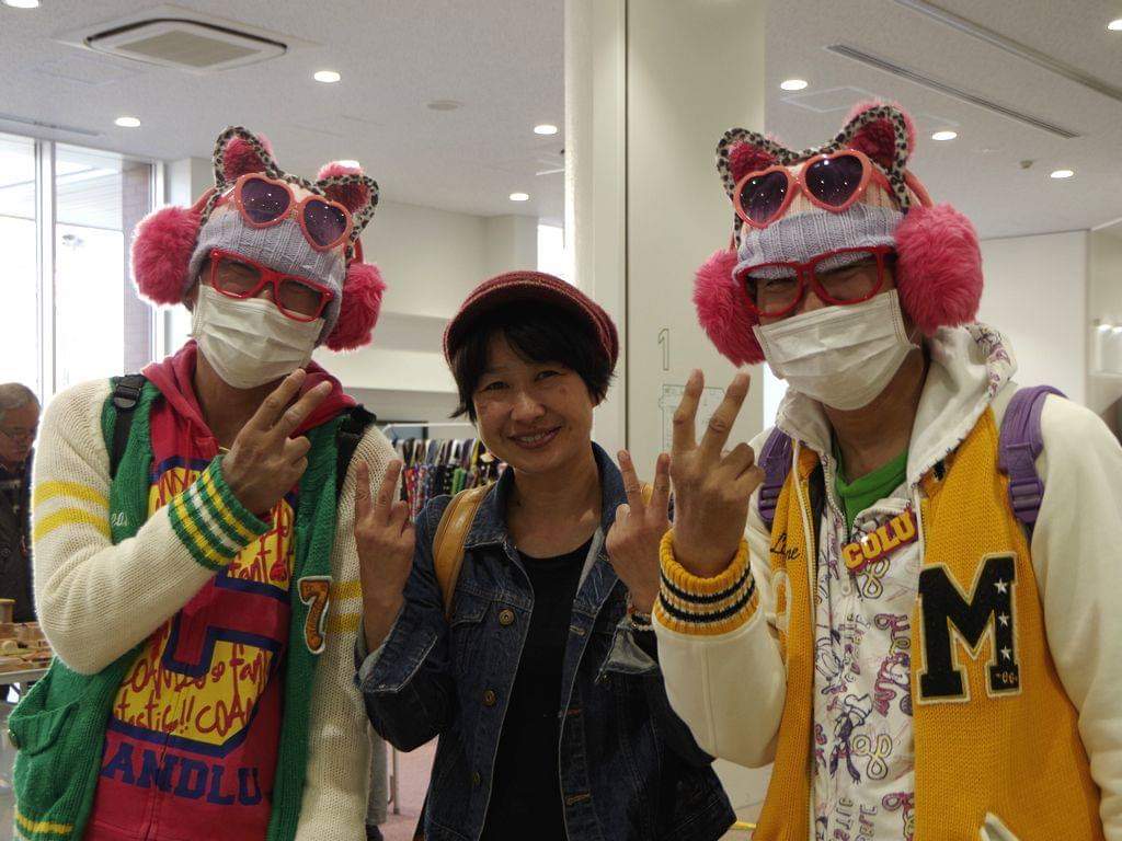 派手な格好の優しい双子ちゃん