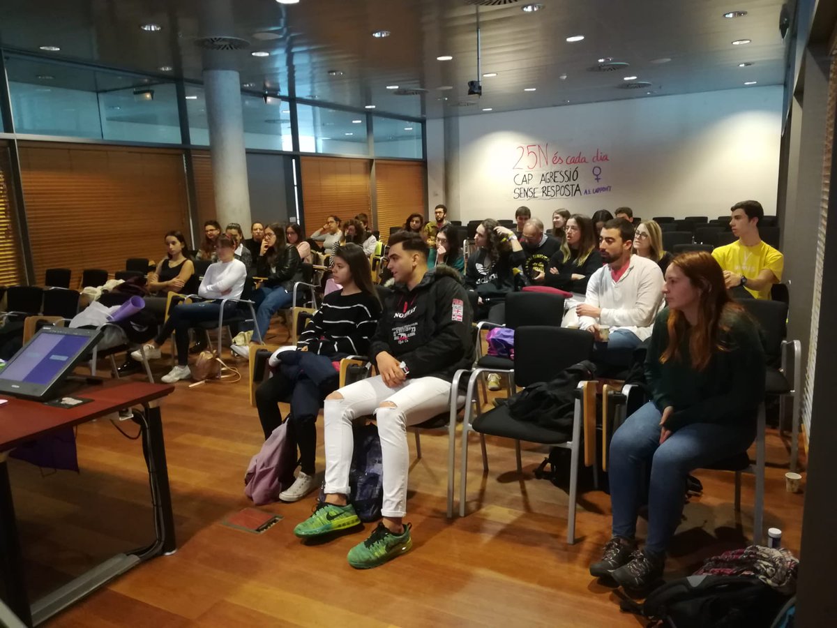 aecappont's tweet photo. ⏩ Ja ha començat la xerrada "La violència masclista a la Universitat" amb el @centrecdp. Les dades sobre violència masclista són esgarrifoses: aquest 2018 ja hi hagut 25 feminicidis només als Països Catalans i això només és la punta de l’iceberg.

#NiUnaMenys #EnsVolemVives https://t.co/rGrAmulN0D