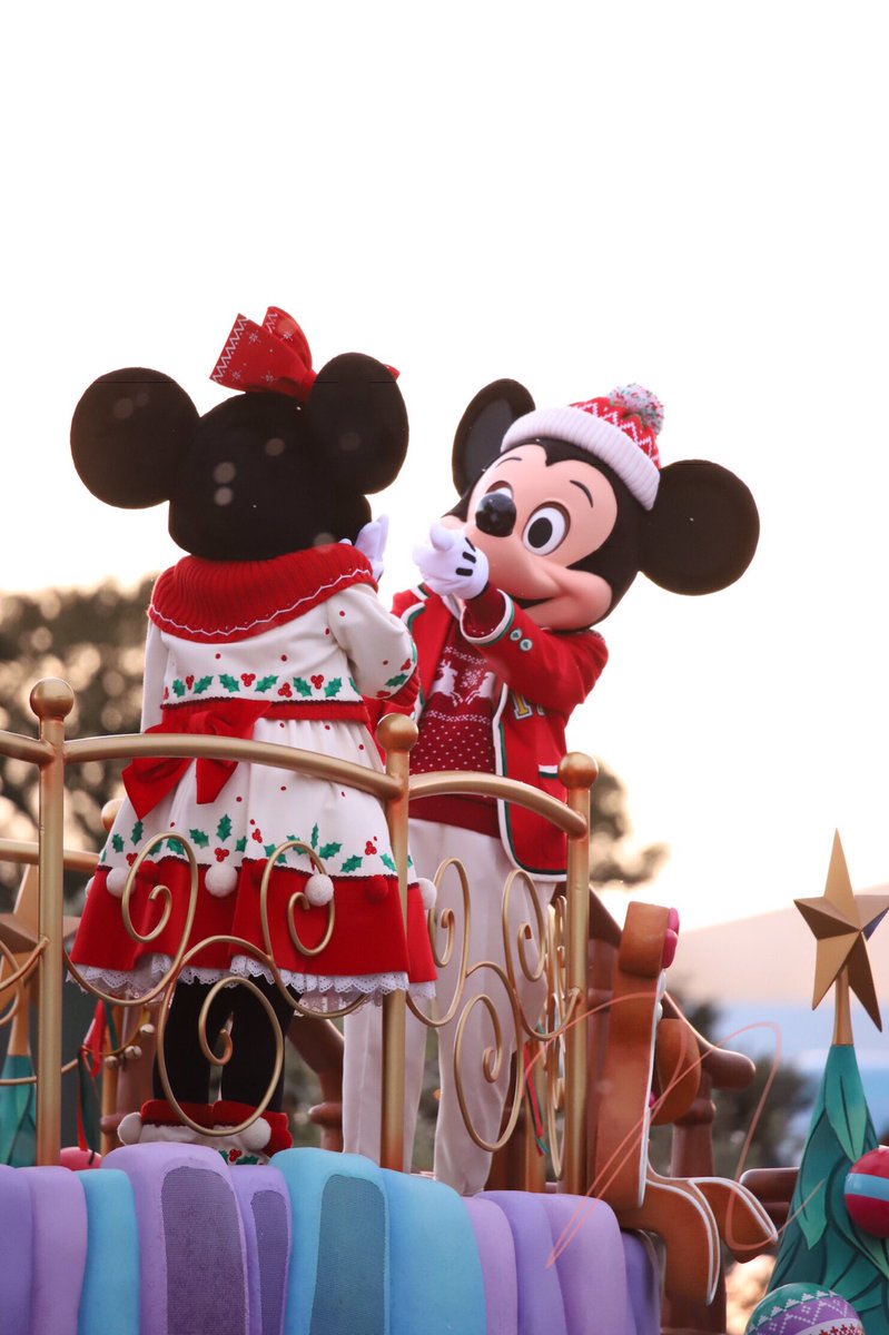 Natsuki あざとさしかないカップル 1枚めのミニーちゃんの頑張って目隠ししてる感可愛すぎん クリスト クリスマスストーリーズ ミッキー ミニー