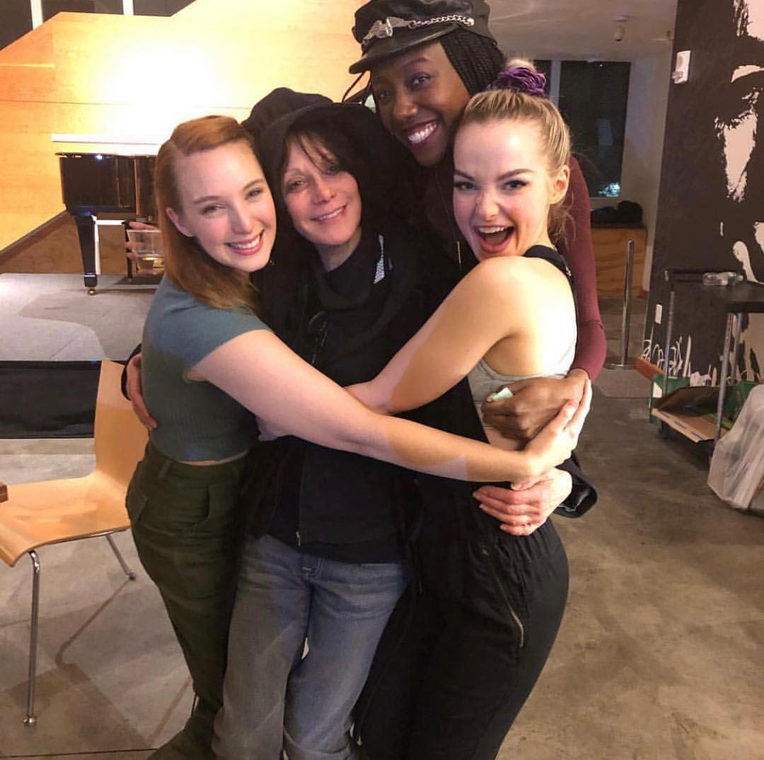 Bar mundstykke Pil Dove Cameron Updates on Twitter: "Dove meeting fans after the show. (2)  https://t.co/HmP0yYqDGB" / Twitter