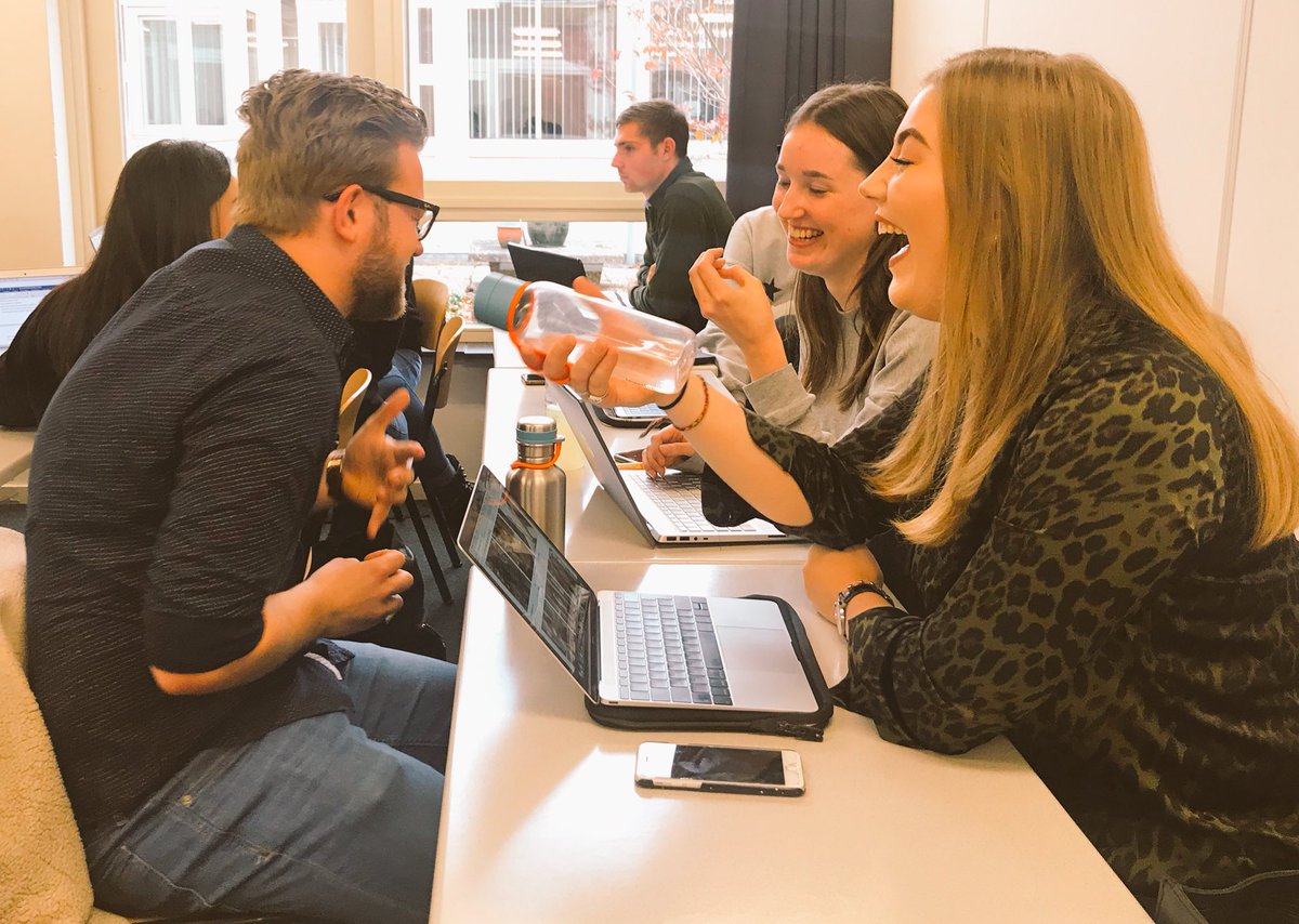 sanvansteen's tweet image. Onmisbaar tijdens de interviewlessen aan @FHJTilburg: de multifunctionele drinkfles. 😉