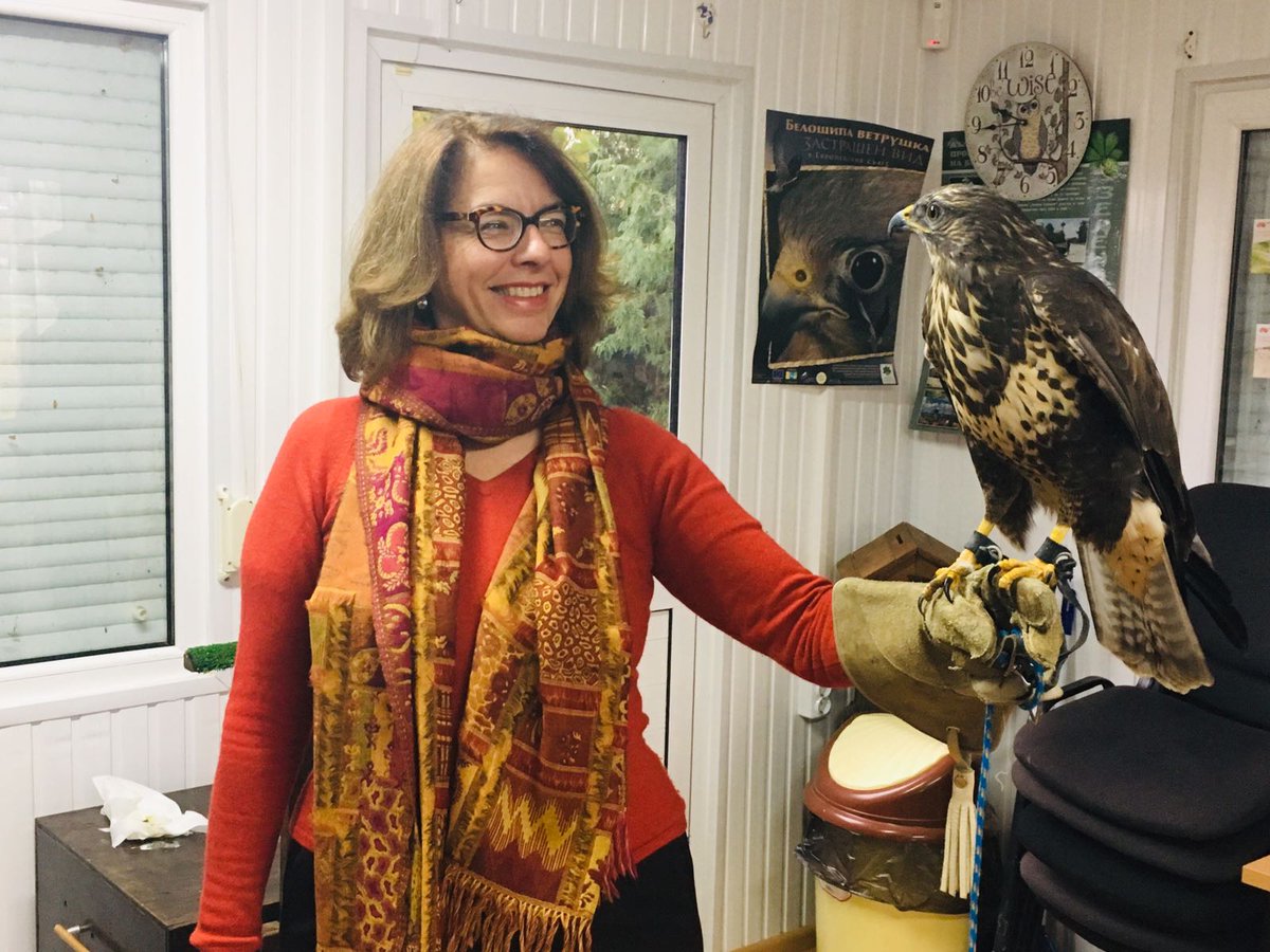 Talking with #Buzzard Misho! Ambassador Muriel Berset Kohen is visiting today the #Wildlife Rescue Centre in Stara Zagora. #Switzerland has supported there the project “People for #nature – #green society in action”. 
#SwissContribution   🇧🇬-🇨🇭#cooperation Programme