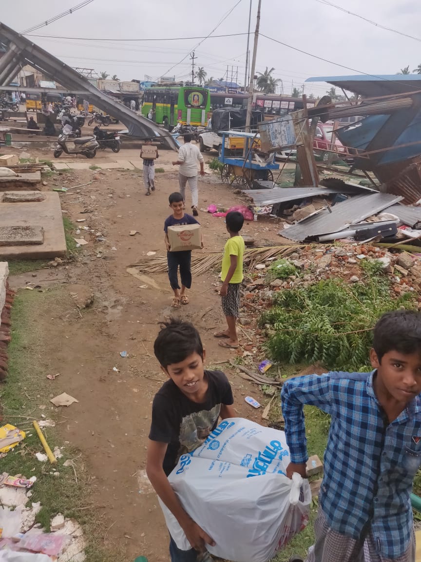 களப்பணி கற்கும் சிறார்கள்.. 

#SaveDelta #GajaCyclone #GajaDisaster #GajaRelief #PFI #TNTJ #TMMK #MMK #CBD #SDPI #Muslimkids #GajaRescue